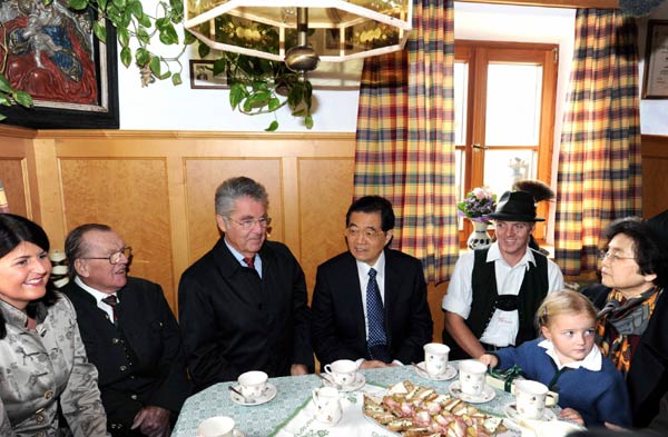 President Hu tours farm near Salzburg