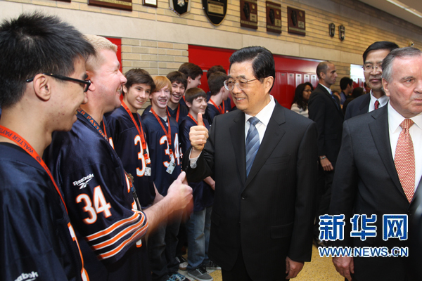 President Hu tours high school in Chicago