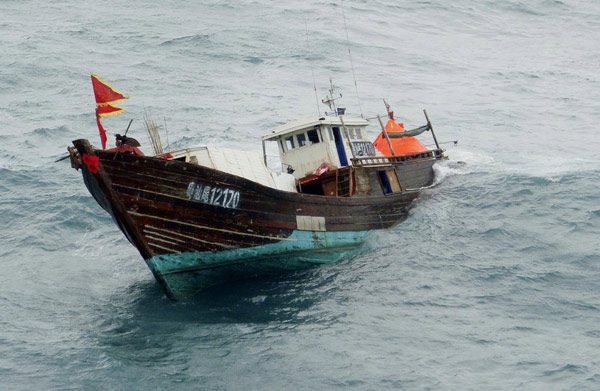 fishing boat sinks in the South China Sea on Feb 21. [Photo/Xinhua]