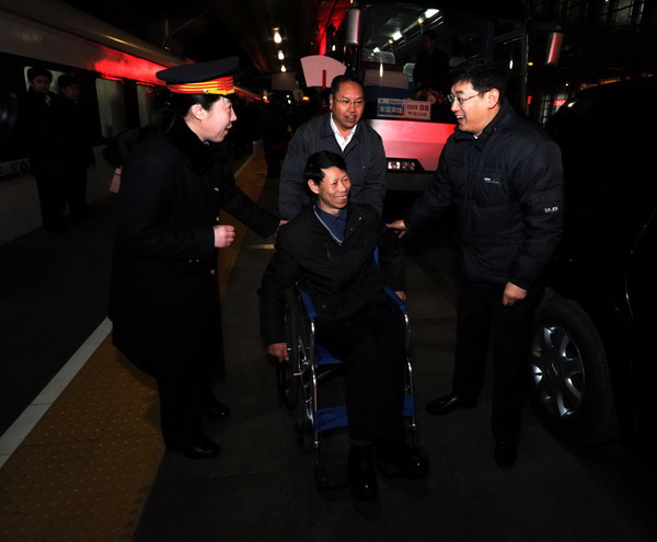 First group of CPPCC members arrives in Beijing