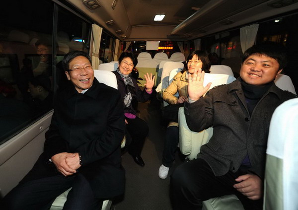 First group of CPPCC members arrives in Beijing