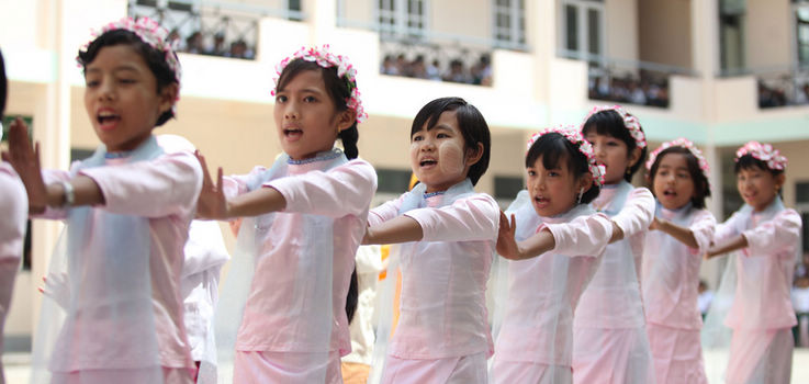 Myanmar students welcome Chinese delegation