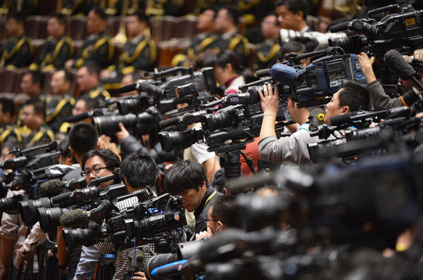 Journalists cover opening ceremony of CPC congress