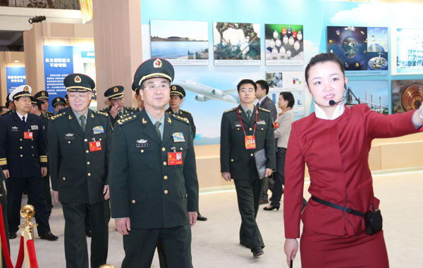 Delegates visit photo exhibition on achievements