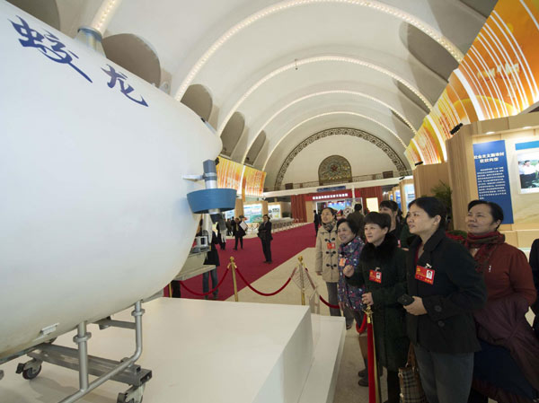 Delegates visit photo exhibition on achievements