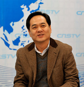 Yang Wanming exchanges views with readers