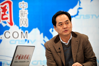 Yang Wanming exchanges views with readers