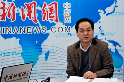 Yang Wanming exchanges views with readers