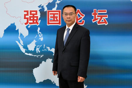 Li Song exchanges views with Internet users