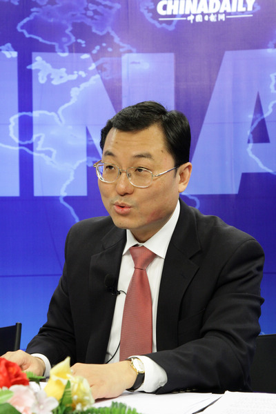 Xie Feng talks online with readers