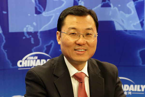 Xie Feng talks online with readers