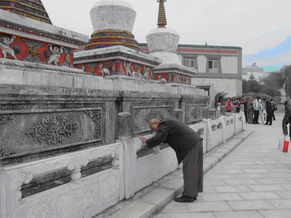 The Ta'er Temple, one of the six temples of the Gelug Sect of Tibetan Buddhism, was the birthplace of Tsongkhapa, the founder of the Gelug Sect. The unshakable religious sincerity of Tibetan Buddhism
