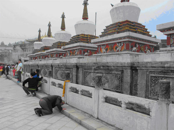 The Ta'er Temple, one of the six temples of the Gelug Sect of Tibetan Buddhism, was the birthplace of Tsongkhapa, the founder of the Gelug Sect. The unshakable religious sincerity of Tibetan Buddhism