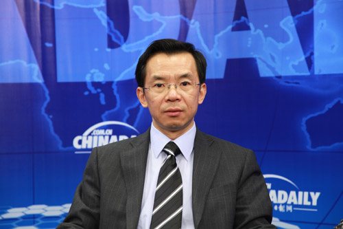 Lu talks with readers of China Daily website