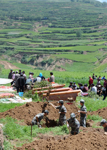 Villagers say goodbye to quake victims