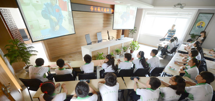 Students in China tune in for live space lecture