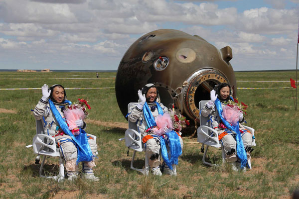 Astronauts go out of Shenzhou X's return capsule