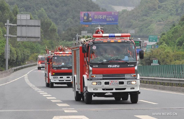 Rescue teams head to quake-hit areas