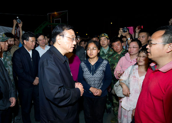 Premier Li directs quake-relief at epicenter