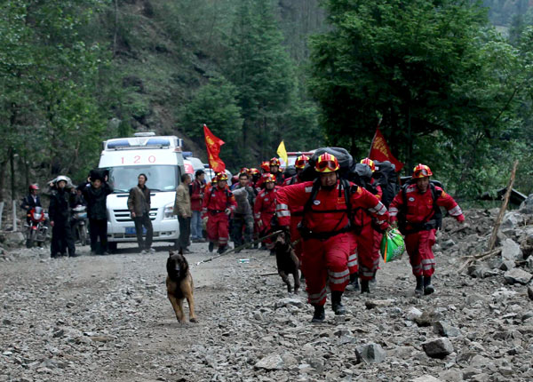 Aftershocks rattle quake-hit Sichuan