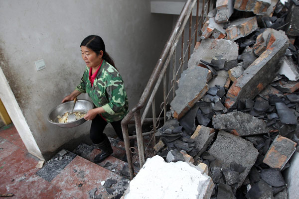 Family feeds quake workers