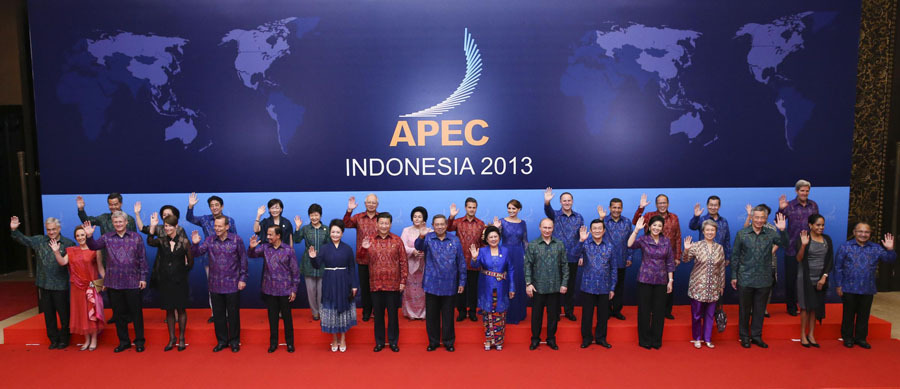 Group photo of leaders and their spouses at APEC