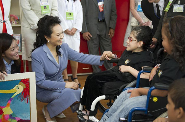 Peng Liyuan visits children in Costa RicaPne