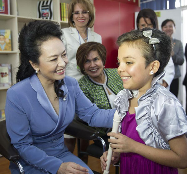 Peng Liyuan visits children in Costa RicaPne