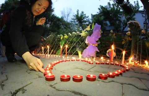 Urumqi residents mourn victims of terrorist attack