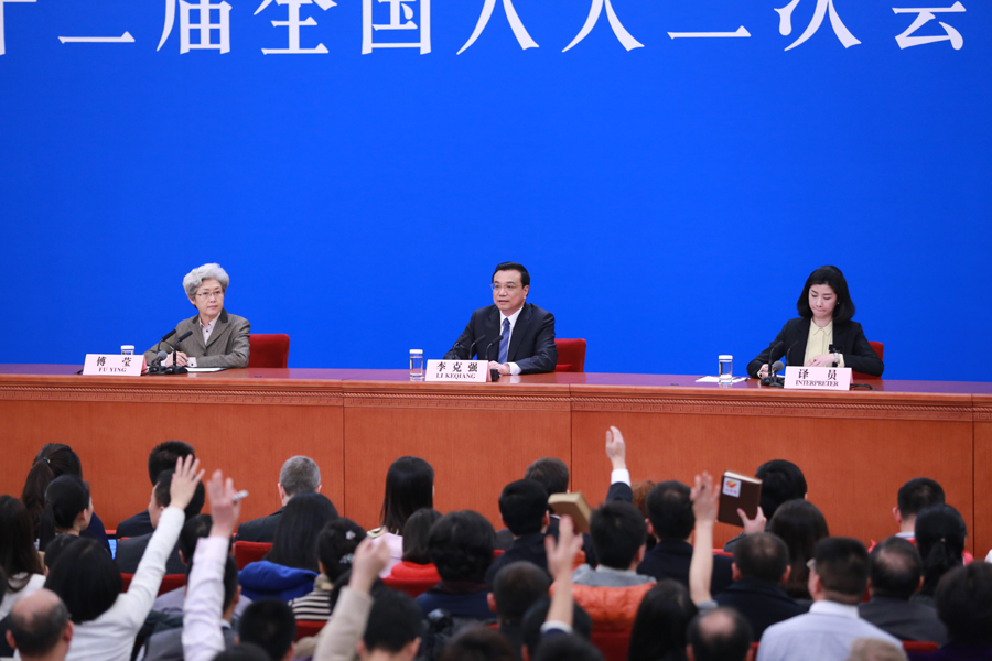 In photos: Premier Li meets the press