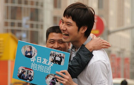 Students use hugs to ease Sino-Japanese tensions