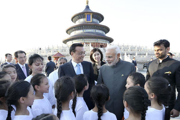 Li Keqiang and Modi watch Taichi-Yoga show