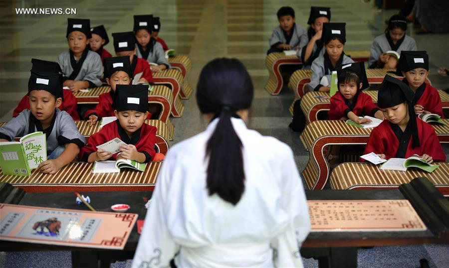 Children have Sinology class at Hainan Museum in S China's Haikou