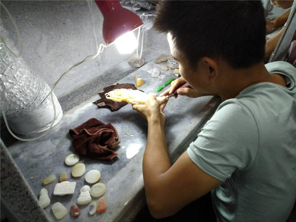 Trainees at work: Creating jade sculptures in Hainan