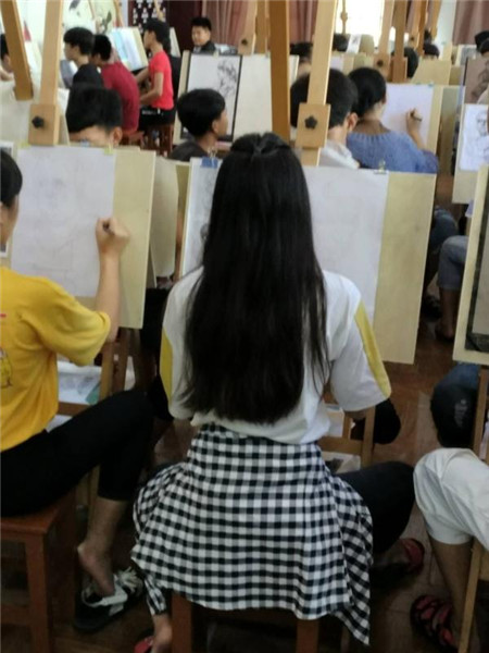 Trainees at work: Creating jade sculptures in Hainan