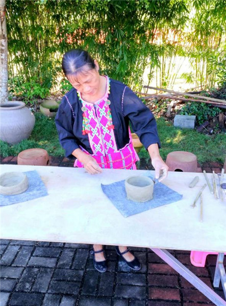 Ancient pottery craft of Li people in Changjiang