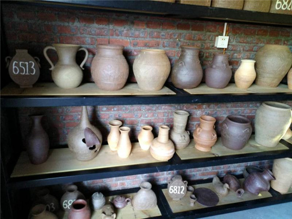 Ancient pottery craft of Li people in Changjiang
