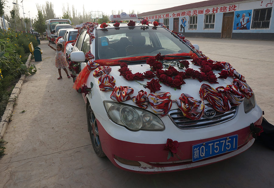 Uygur couple tie the knot on Chinese Valentine's Day