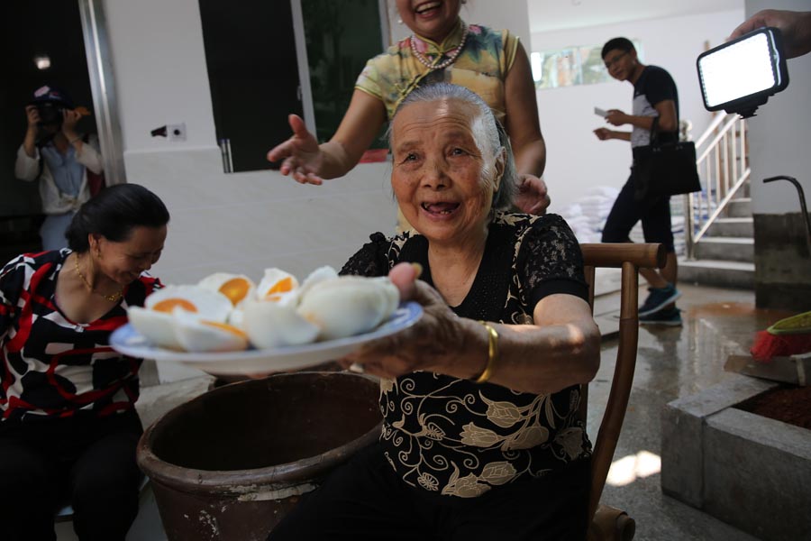 86-year-old transforms her village by selling eggs online