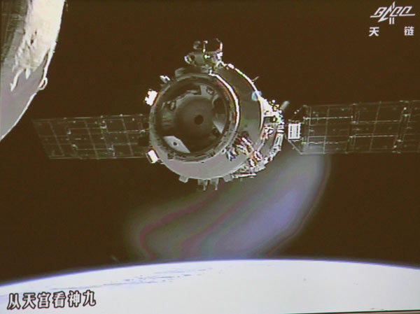 China's first manual space docking successful