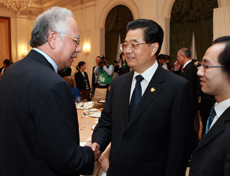 APEC leaders attend welcoming luncheon at Istana