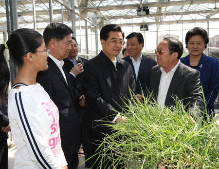 Hu asks students to embrace 'patriotism, diligence'