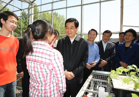 Hu asks students to embrace 'patriotism, diligence'