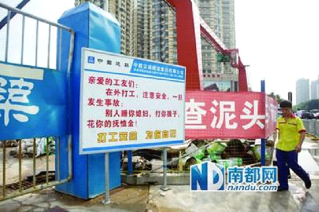 Safety warning sign at construction site divides opinion