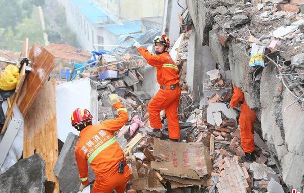 China cabinet sends group to coordinate landslide rescue