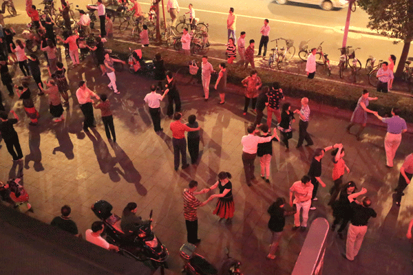 Shanghai residents 'support' square dancers