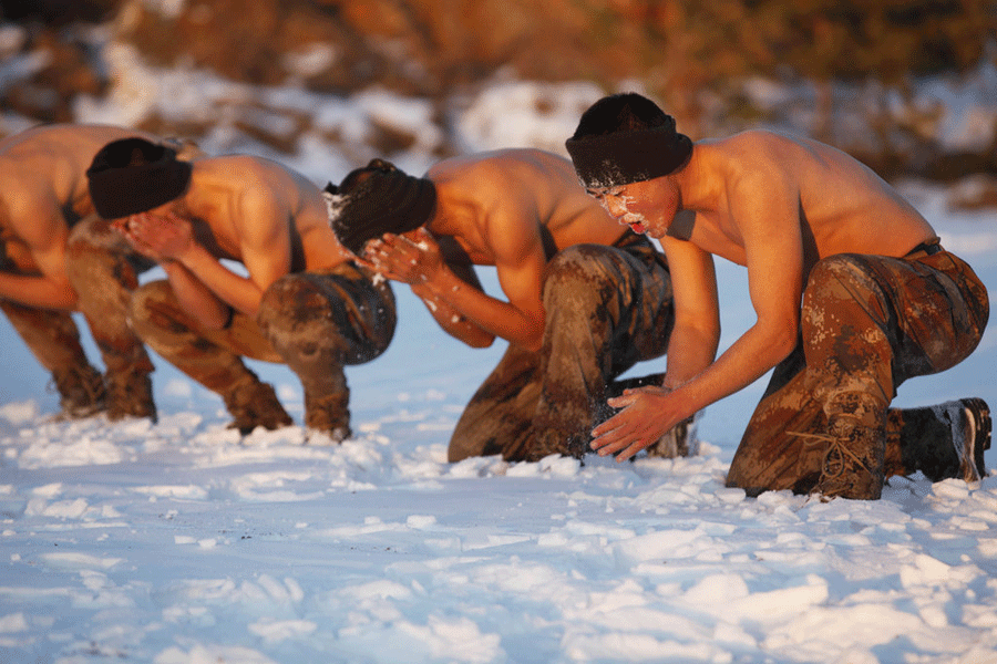 Border soldiers train in snow