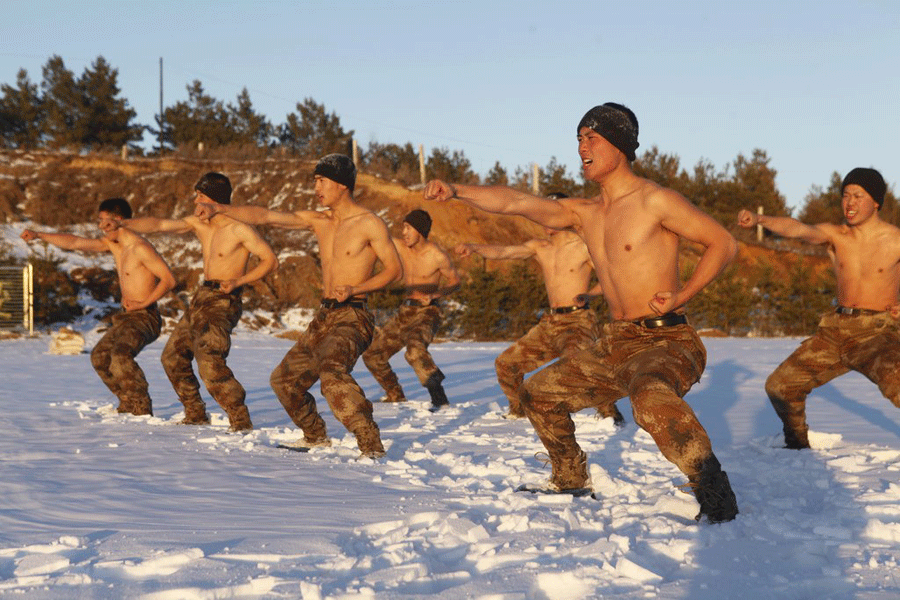 Border soldiers train in snow