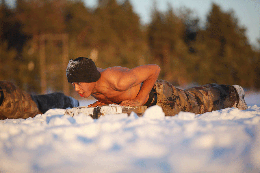 Border soldiers train in snow