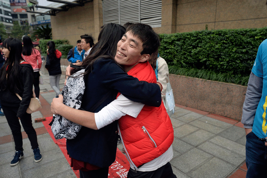 Man aims to collect 10,000 hugs for 'china dolls'